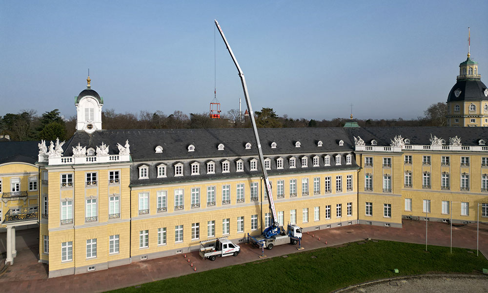 Strippel - Karlsruher Schloss Dachdeckerkran im Einsatz