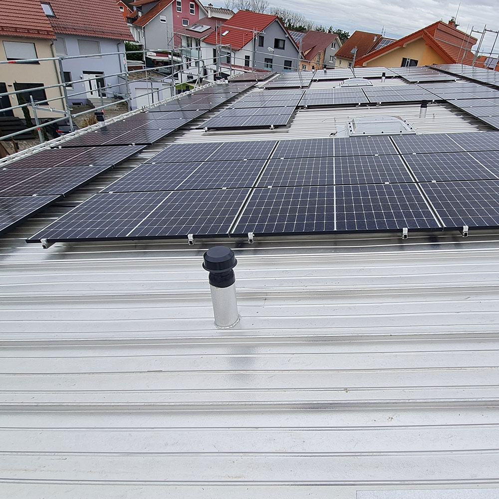 Kalzipdach mit Photovoltaik in Waghäusel